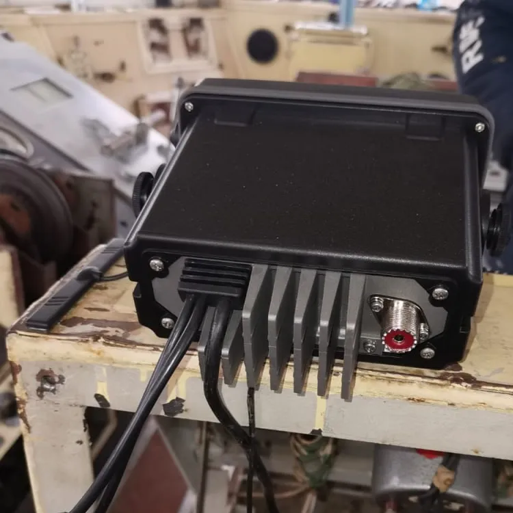 УКВ 300 МГц NavCom CPC-300 вид сзади